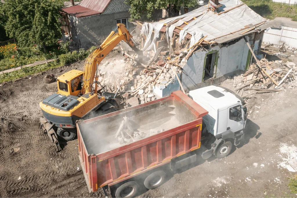 Вывоз мусора после сноса зданий с выездом в Новороссийске в октябре