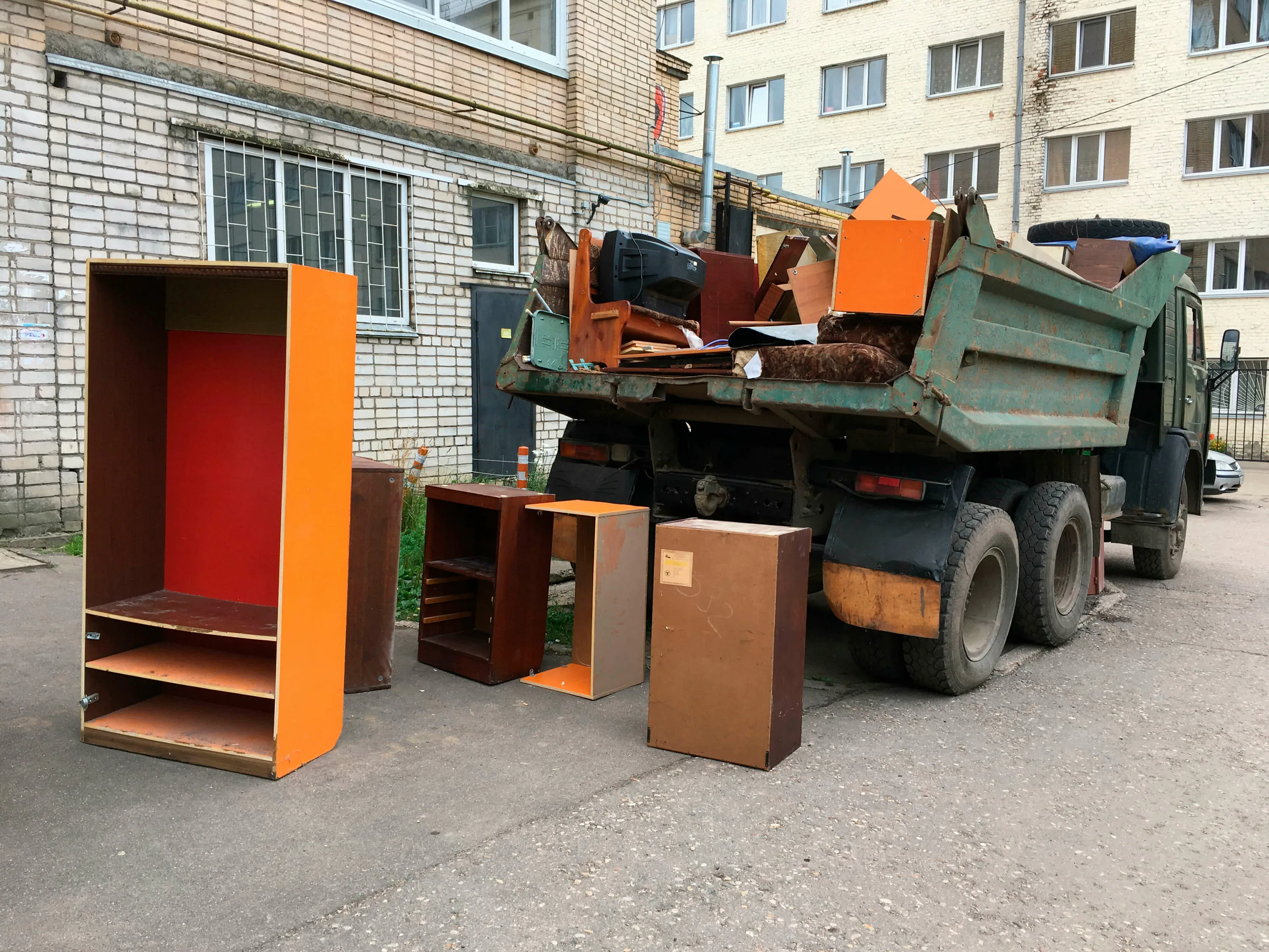 Утилизация старой мебели с вывозом и разбором в Новороссийске в октябре