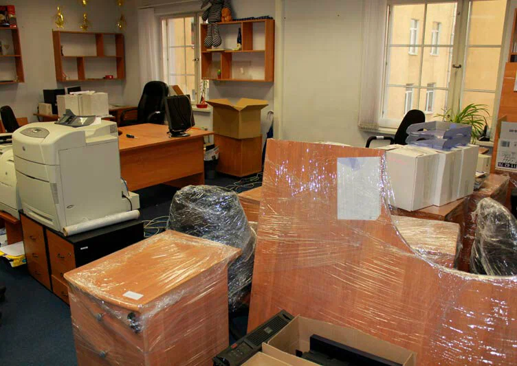 Вывоз старой офисной мебели в Новороссийске в октябре