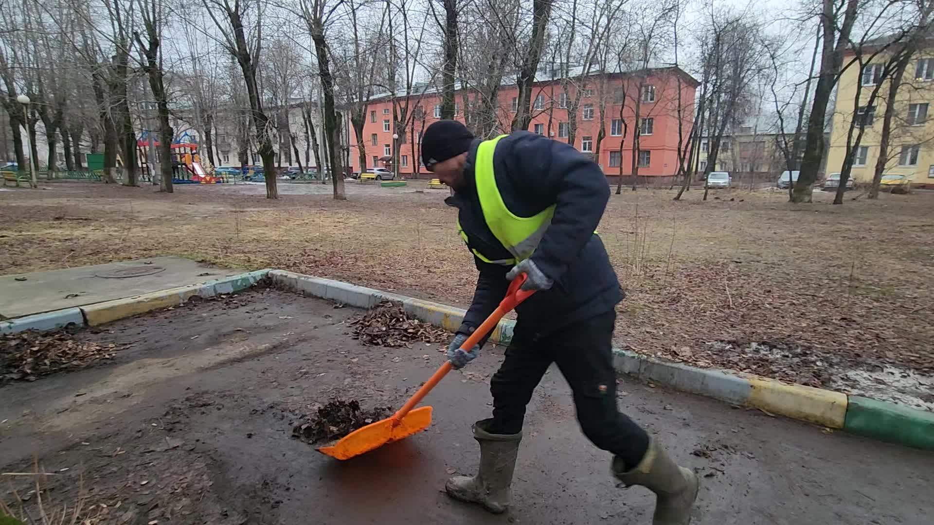Уборка территорий в Новороссийске в октябре