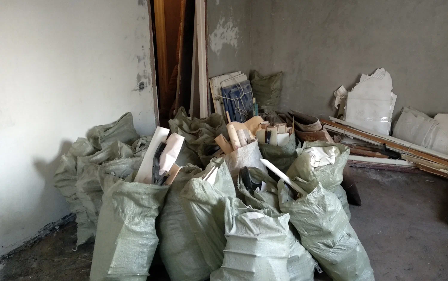 Уборка строительного мусора с вывозом и утилизацией в Новороссийске в октябре