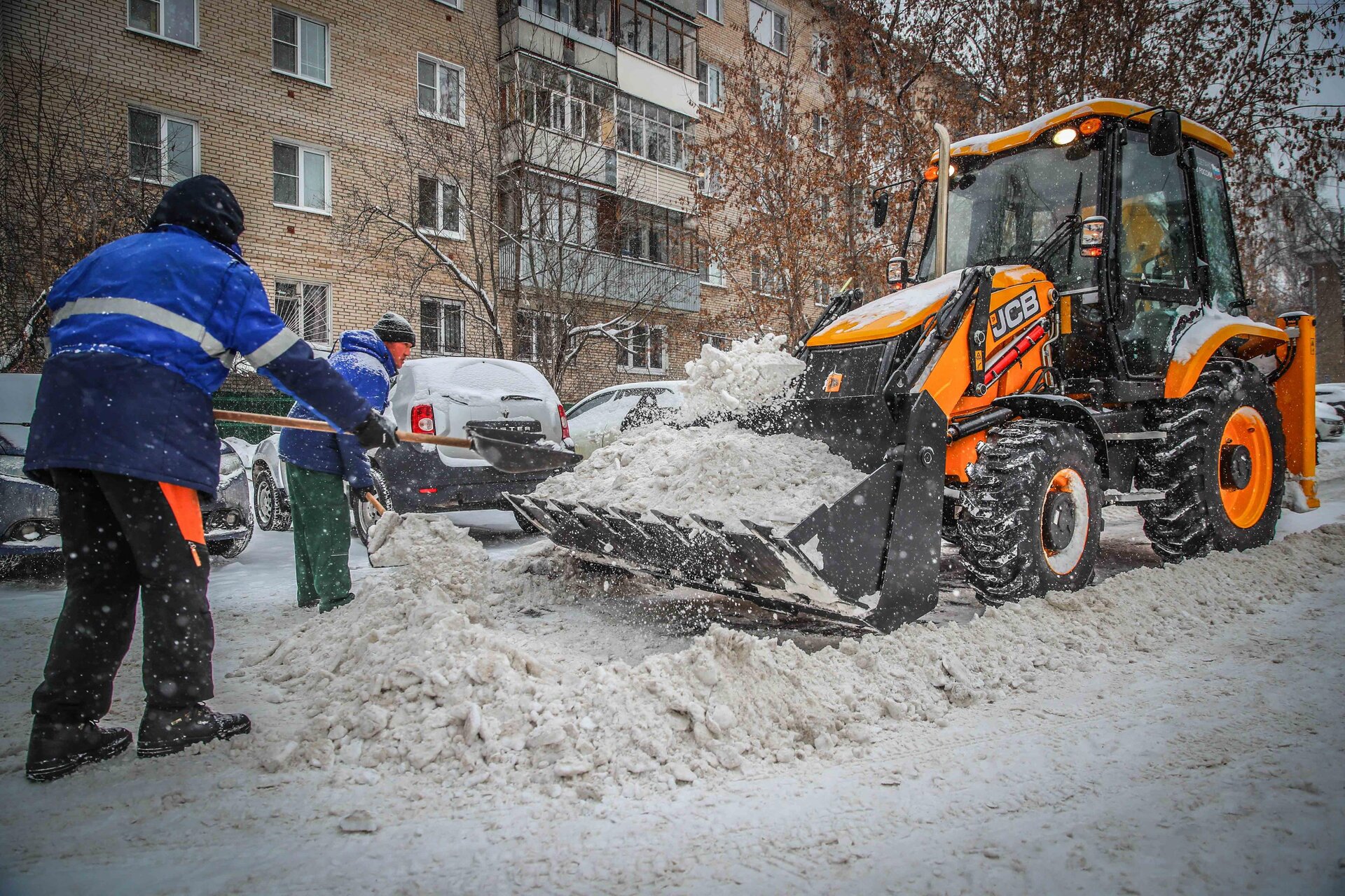 Очистка дворов от снега и наледи в Новороссийске — уборка снега, трактор и ручная, цены от 510 руб. | ПроМусор