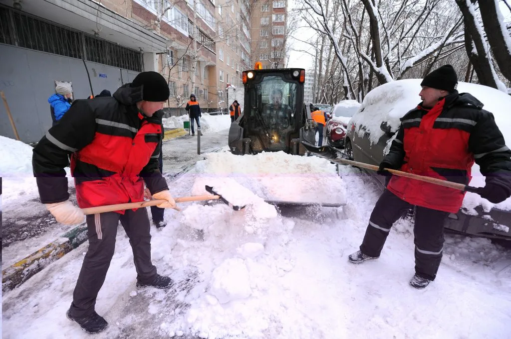 Очистка дворов от снега с гарантией результата в Новороссийске в октябре