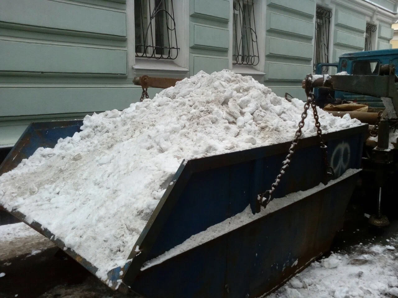 Вывоз снега контейнерами в Новороссийске в октябре