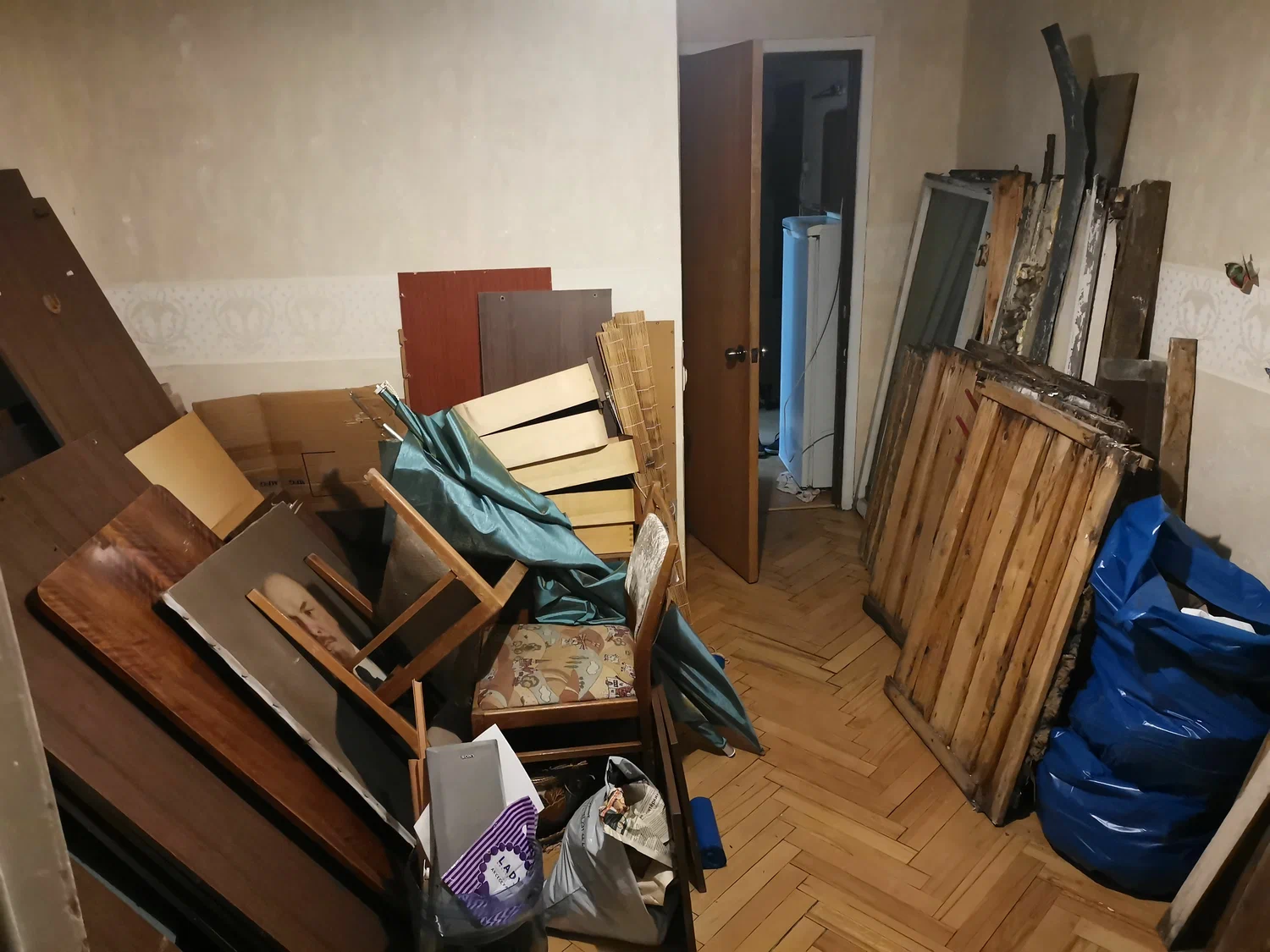 Демонтаж мебели с вывозом и утилизацией в Новороссийске в октябре